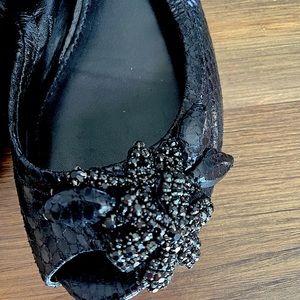 Beautiful Black Vibora Vera Wang sling back flats.